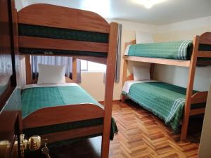 Postel nebo postele na pokoji v ubytování Conquistador Hotel