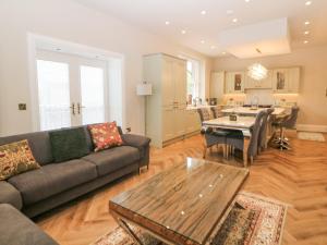 una sala de estar con un sofá y una mesa en Cavendish Suite, en Buxton