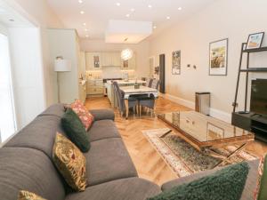 una sala de estar con un sofá y una mesa en Cavendish Suite, en Buxton