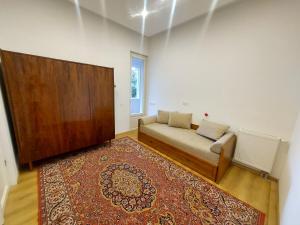 ein Wohnzimmer mit Sofa und Teppich in der Unterkunft Trakai Castle View Villa55 in Trakai