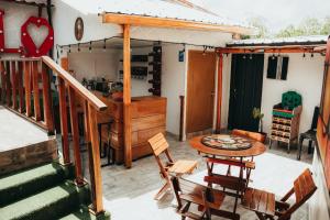 a balcony of a house with a table and chairs at casa hotel hostal del cafe in Montenegro