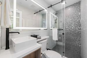 Bilik mandi di Tower Hotel at Fallsview