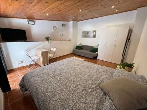 a bedroom with a large bed and a couch at Tu espectacular espacio en Part Alta in Tarragona