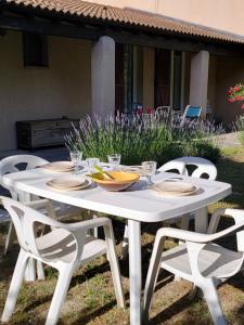 ランブクにあるMaison T4, campagne Provençale calme, tout confortの白いテーブル(椅子、皿付) +20枚の写真