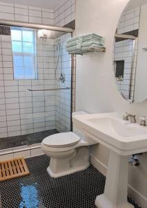 フェニックスにあるArtsy Garfield, Your Downtown Phoenix Getawayのトイレと洗面台を備えた白いバスルーム +32枚の写真