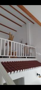 ein weißer Raum mit einer Bank und einer Treppe in der Unterkunft La Florida Catalina House in Orihuela