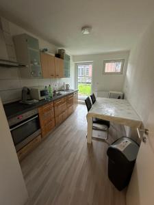 a kitchen with a table and a dining room at Montör und Studentenzimmer Bett Vermietung UG1 in Geislingen an der Steige