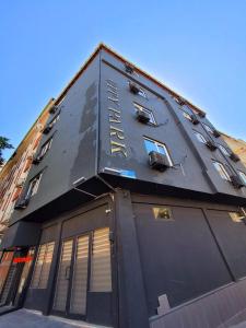 Un edificio nero con un cartello sul lato. di City Park Suites City Center Corlu a Corlu