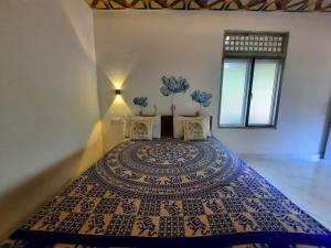 una camera da letto con un letto in una stanza con una finestra di Batu's Safari lodge Udawalawe a Udawalawe
