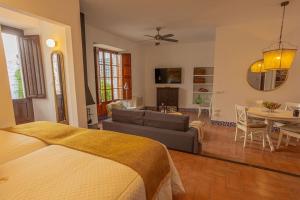 Una sala de estar con un sofá y un comedor. en Apartamento Alvear, en Montilla
