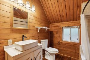 Koupelna v ubytování Lost Horse Lodge King Cabin 11 PetsOK + 3 fotografie