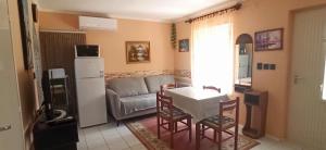 salon z kanapą, stołem i krzesłami w obiekcie Klimatizált, medencés, jakuzzis nyaraló a Balatonnál! w mieście Kőröshegy