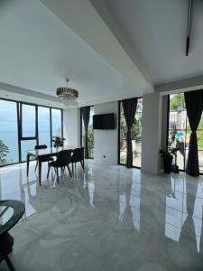 Posezení v ubytování Modern Villa Kvariati With Panoramic Sea View
