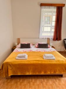 Postel nebo postele na pokoji v ubytování Hřensko 27 Apartmány