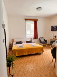 Postel nebo postele na pokoji v ubytování Hřensko 27 Apartmány