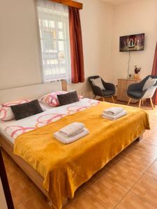 Postel nebo postele na pokoji v ubytování Hřensko 27 Apartmány