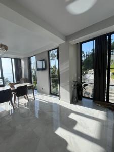 Balkón nebo terasa v ubytování Modern Villa Kvariati With Panoramic Sea View