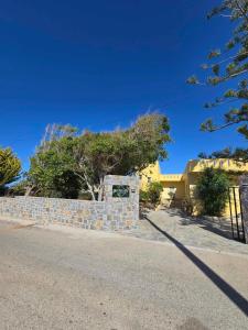 un mur de briques devant un bâtiment dans l'établissement XdreamPort, à Chersónissos