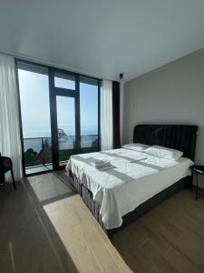 Postel nebo postele na pokoji v ubytování Modern Villa Kvariati With Panoramic Sea View + 30 fotografií