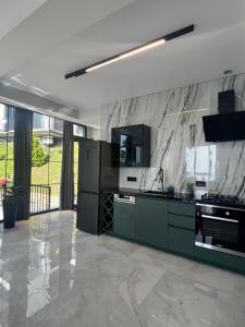 Kuchyň nebo kuchyňský kout v ubytování Modern Villa Kvariati With Panoramic Sea View