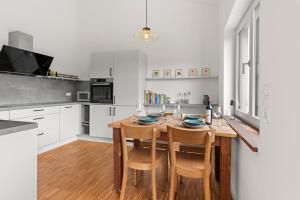 eine Küche mit einem Holztisch und Stühlen in der Unterkunft Neubau! Ökologischer Wellnessurlaub in der Eifel in Kopp