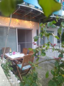 eine Terrasse mit Tisch und Stühlen an einem Haus in der Unterkunft Studioul vacanțelor din Saturn in Saturn + 8 Fotos