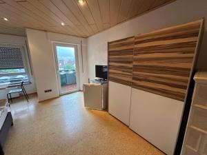 a living room with a refrigerator and a television at Monteuren und Studentenwohnungen Bettvermietung in Geislingen an der Steige