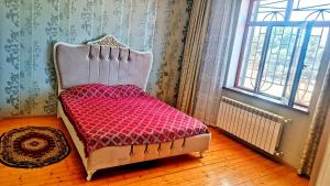 Una cama pequeña en una habitación con ventana. en Villa Mardakan, en Baku 15 fotos más