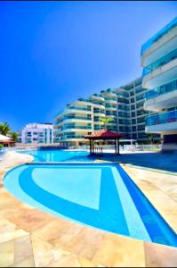 ein großer Pool vor einem großen Gebäude in der Unterkunft Ninho de Gaivotas 1 - O Resort ! in Rio de Janeiro