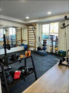ein Zimmer mit einem Fitnessraum mit vielen Geräten in der Unterkunft Ninho de Gaivotas 1 - O Resort ! in Rio de Janeiro