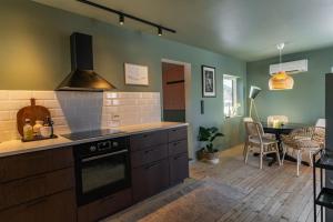 een keuken met een kookplaat in de kamer bij Oceanfront Cabin in Lyngedal +21 foto's