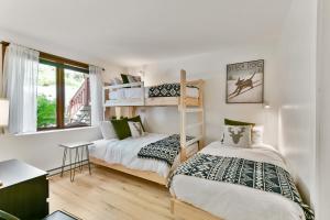 a bedroom with two bunk beds and a desk at Haut-Bois by Rendez-Vous Mont-Tremblant in Mont-Tremblant +92 photos