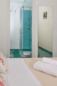 a bedroom with a glass shower and a bed at Hotel Victoria Place in Anacapri