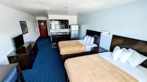 Ένα ή περισσότερα κρεβάτια σε δωμάτιο στο FairBridge Inn & Suites Canadian +27 φωτογραφίες