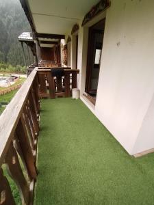 Balkón nebo terasa v ubytování Studio plein sud pied des pistes avec casier à skis