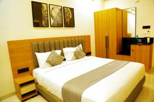 Postel nebo postele na pokoji v ubytování Oak Business Hotel