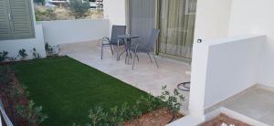 Ein Patio oder anderer Außenbereich in der Unterkunft ALPHA APARTMENTS Free Shuttle from and to the Airport