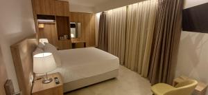 Ein Bett oder Betten in einem Zimmer der Unterkunft ALPHA APARTMENTS Free Shuttle from and to the Airport