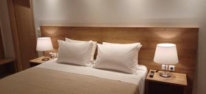 Ein Bett oder Betten in einem Zimmer der Unterkunft ALPHA APARTMENTS Free Shuttle from and to the Airport