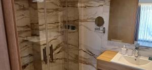 Ein Badezimmer in der Unterkunft ALPHA APARTMENTS Free Shuttle from and to the Airport