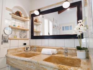 a bathroom with a large sink and a mirror at B&B Casa del Bosco in San Michele al Tagliamento