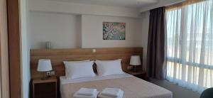 Ein Bett oder Betten in einem Zimmer der Unterkunft ALPHA APARTMENTS Free Shuttle from and to the Airport