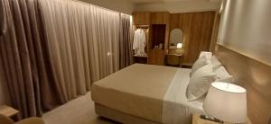 Ein Bett oder Betten in einem Zimmer der Unterkunft ALPHA APARTMENTS Free Shuttle from and to the Airport