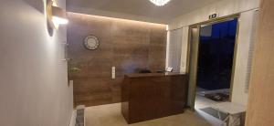 Ein Badezimmer in der Unterkunft ALPHA APARTMENTS Free Shuttle from and to the Airport