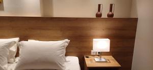 Ein Bett oder Betten in einem Zimmer der Unterkunft ALPHA APARTMENTS Free Shuttle from and to the Airport