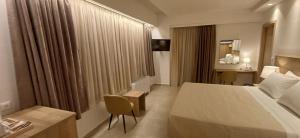 Ein Bett oder Betten in einem Zimmer der Unterkunft ALPHA APARTMENTS Free Shuttle from and to the Airport