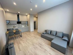 una sala de estar con un sofá y una mesa en KK apartments, en Liepāja