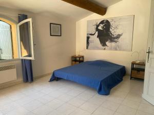 a bedroom with a bed and a painting on the wall at Villa spacieuse proche de Marseille avec jardin et piscine privée in La Tour-dʼAigues +86 photos