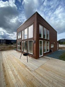 una piccola casa su un ponte di legno di Trivelig og nylig oppført hytte med innendørs peis a Vrådal