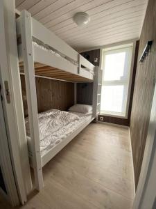 una camera con due letti a castello in una casa di Trivelig og nylig oppført hytte med innendørs peis a Vrådal